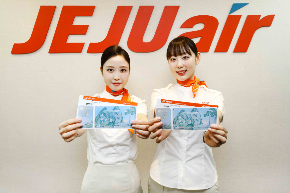 제주항공 객실승무원들이 십장생도 국제선 탑승권을 들고 기념촬영을 하고 있다.(사진=제주항공)