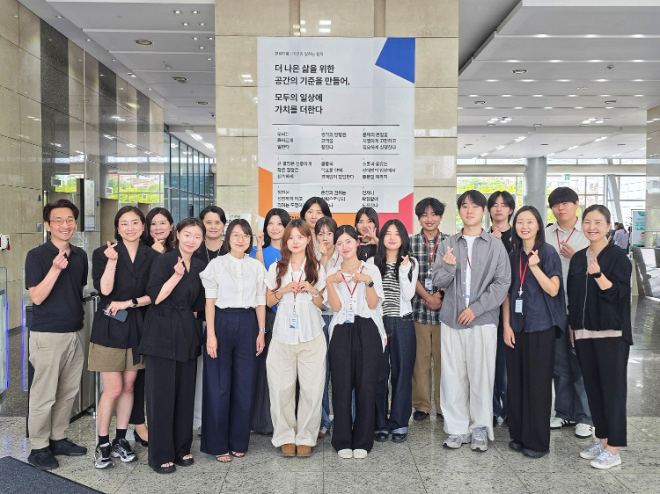 한샘은 지난 26일 서울 마포구에 위치한 상암 본사에서 디자인 산학 협력 프로그램 ‘코리아디자인멤버십플러스(이하 KDM+)’ 최종 프레젠테이션과 수료식을 진행했다. 참가자들이 포즈를 취하고 있다.(사진=한샘)
