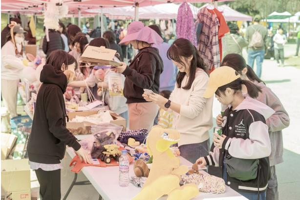 나눔장터에서 물건을 구매하며 환하게 웃고 있는 주민