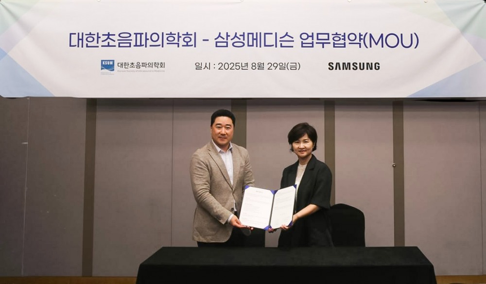 왼쪽부터 삼성메디슨 유규태 대표, 대한초음파의학회 한부경 회장. 사진=삼성메디슨