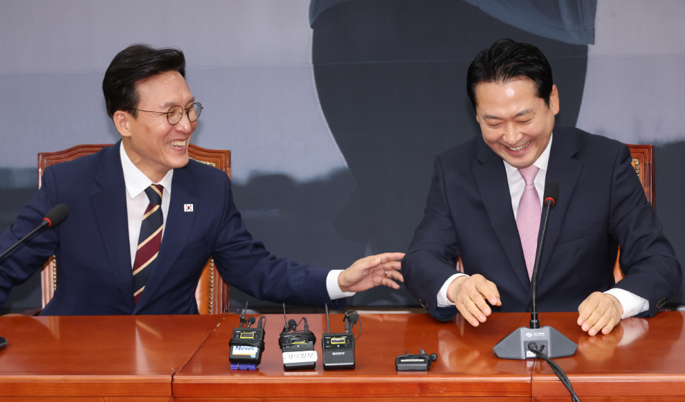 장동혁 대표와 악수하는 김민석 총리(사진=연합뉴스)