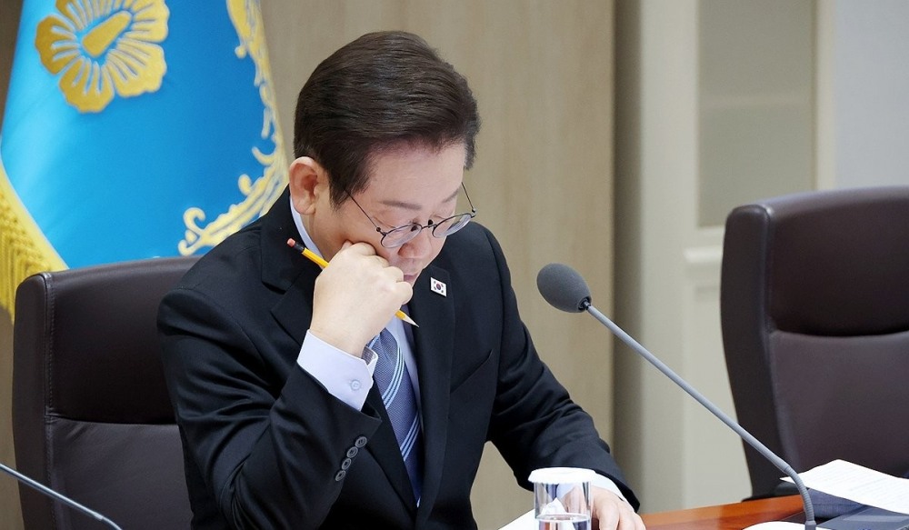 국무회의 현안 토의 자료 살피는 이재명 대통령(사진=연합뉴스)