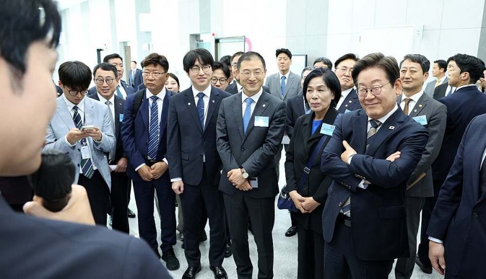 AI 제품·서비스 시연 참관하는 이재명 대통령(사진=연합뉴스)