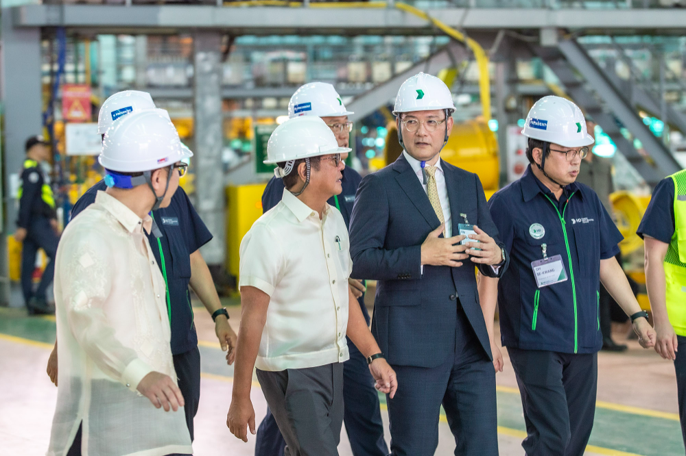 페르디난드 마르코스 주니어 필리핀 대통령과 김성준 HD한국조선해양 대표가 HD현대필리핀조선소를 둘러보며 환담을 나누고 있다.(사진=필리핀대통령실)