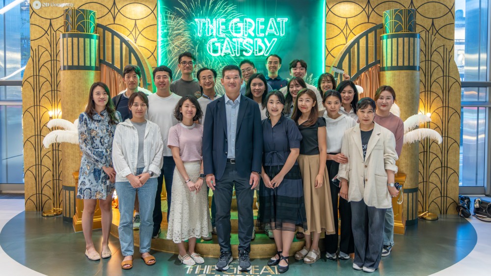 GS건설 허윤홍 대표(사진 가운데)가 GS아트센터에서 뮤지컬 위대한 개츠비 관람에 앞서, 공연장을 찾은 직원들과 함께 기념사진 촬영.(사진=GS건설)