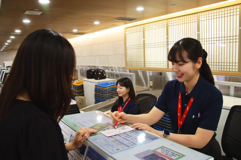티웨이항공은 이달 1일부터 소노호텔앤리조트와 제휴를 맺고, 소노호텔앤리조트 상품권을 국내 7개 공항 지점에서 사용할 수 있도록 했다.(사진=티웨이항공)