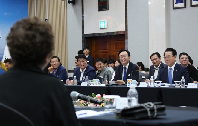 윤병태 시장(왼쪽)과 김영록 도지사(오른쪽)가 2일 나주시청 대회의실에서 열린 ‘전남 정책비전 투어’에 참여했다.