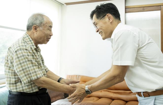 지역 내 홀몸어르신 가정을 방문해 안부를 전하는 이기재 양천구청장