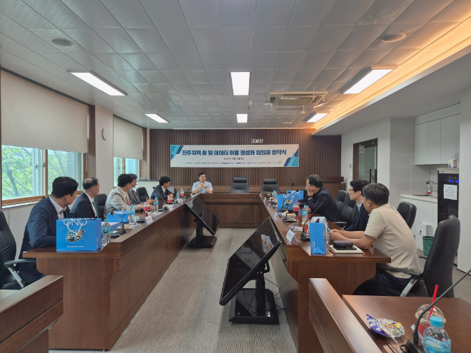 업무협약 내용에 대해 논의 중인 모습.(사진=국토안전관리원)