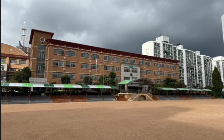 노후 외부시설 개선을 위해 인천양지초등학교와 가림고등학교의 외부환경개선사업을 완료했다