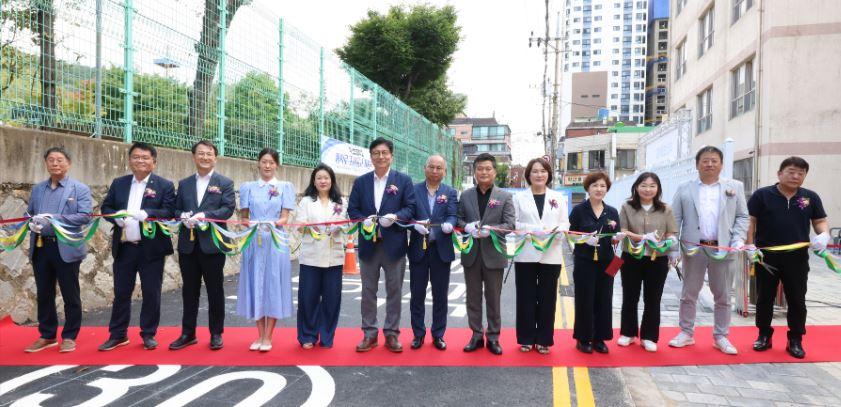 도성훈 인천광역시교육감(왼쪽6번째)이 인천약산초등학교에서 개최된 ‘통학로 개통식’에 참석해 테이프 컷팅을 하고 있다.