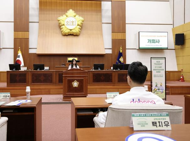 오언석 도봉구청장(흰색 옷)이 제9대 도봉구 어린이‧청소년의회 정례회에 참석해 개회사를 듣고 있다