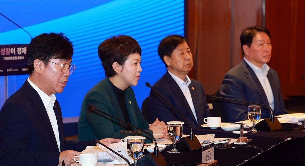 기업성장포럼 출범식 참석한 김은혜 국민의힘 원내정책수석부대표와 김영훈 고용노동부 장관(사진=연합뉴스)