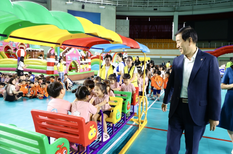 충주시 어린이집 놀이 체육행사 성료(아이들이 그네를 타고 있다)