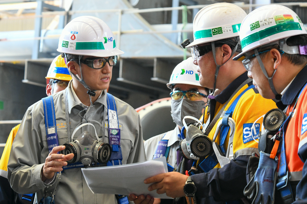HD현대 정기선 수석부회장이 4일(목) 전남 영암군에 위치한 HD현대삼호 조선소를 찾아 주요 생산 설비와 고위험 작업 현장을 점검했다.(사진=HD현대)