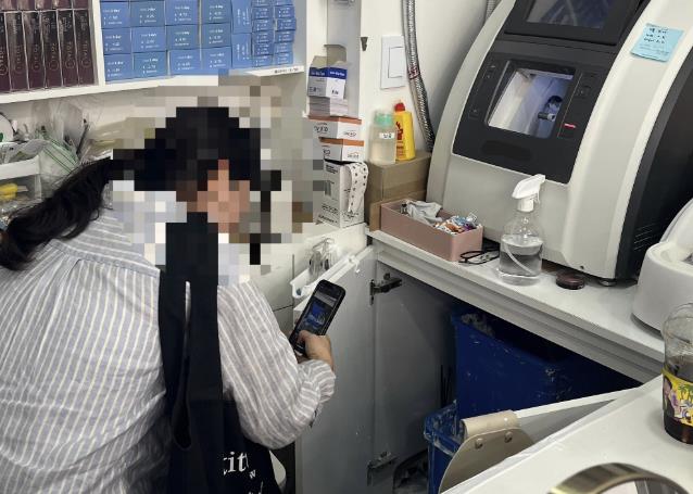 안경원 렌즈 제작시설의 폐수 적정 처리 여부 점검 중인 사진