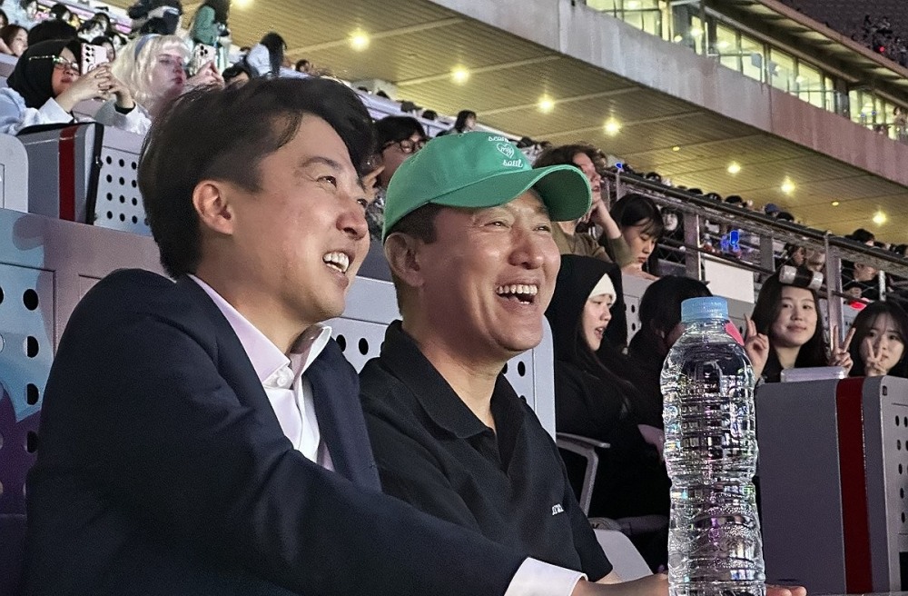 지난 5월 서울스프링페스타 원더쇼 개막식 관람하는 이준석-오세훈(사진=연합뉴스)