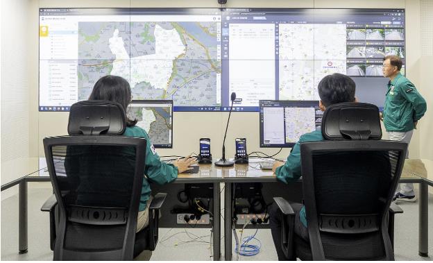 새롭게 구축된 재난안전상황실에서 모니터링 중인 직원들