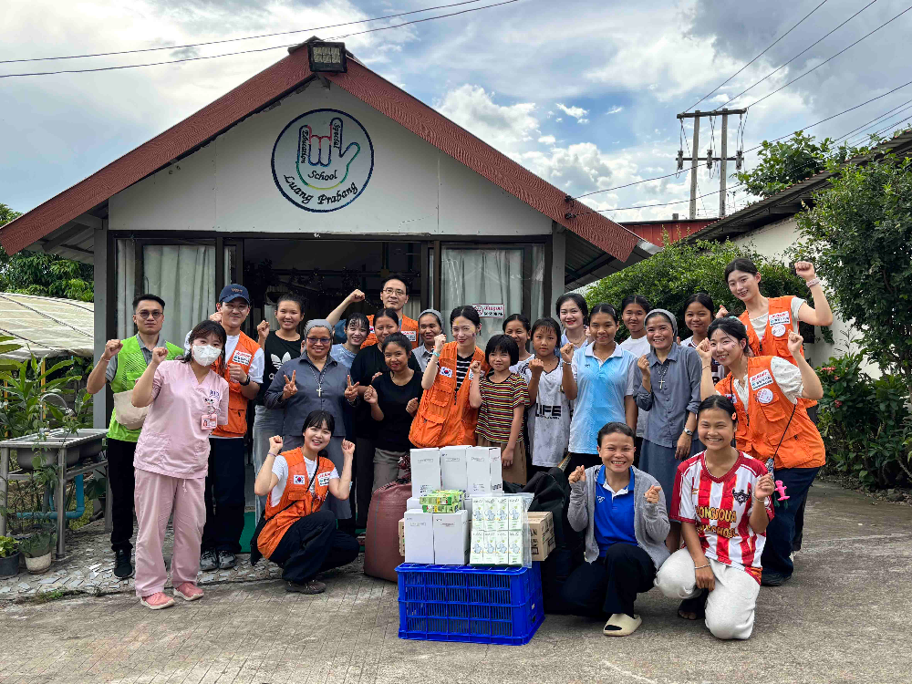 제주항공과 열린의사회 자원봉사자들이 라오스 루앙프라방에서 애경산업의 후원품을 주민들에게 전달하고 기념촬영을 하고 있다.(사진=제주항공)