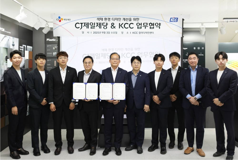 (좌측 네번째 부터 우측으로) 지난 3일 KCC 디자인센터장 맹희재 상무, CJ 제일제당 안전경영실장 김태호 부사장, 유통도료 사업부장 함성수 상무와 양사 관계자들이 컬러 환경 디자인 개선 MOU 체결 후 기념사진을 촬영하고 있다.(사진=KCC)