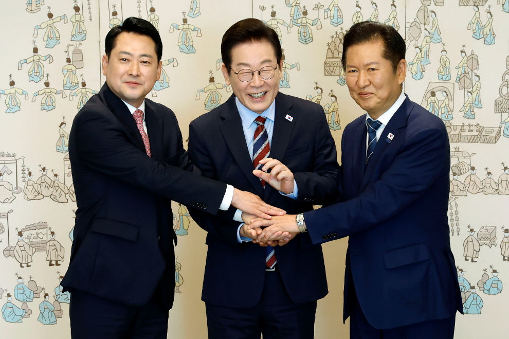 악수하는 여야 대표와 이재명 대통령(사진=연합뉴스)