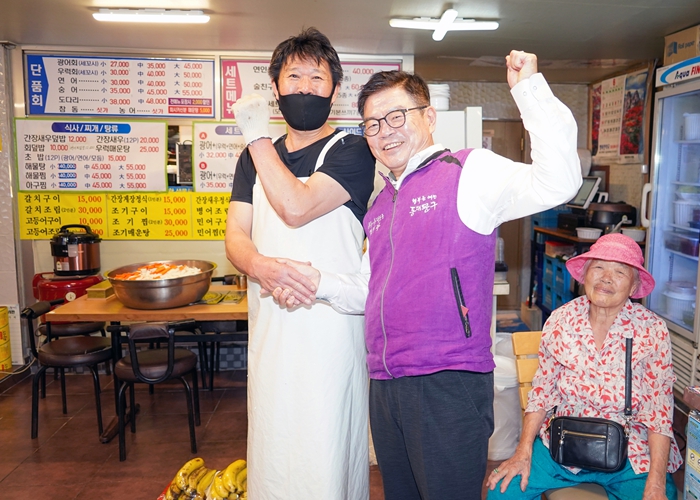 이필형 동대문구청장(보라색 조끼)이 지역 소상공인을 찾아 민생경제 현장을 격려하고 있다