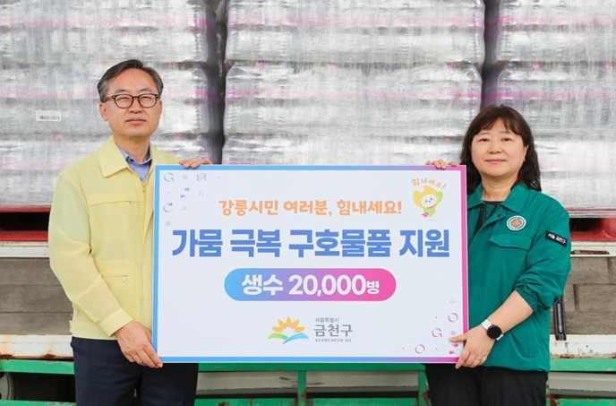 유성훈 금천구청장(왼쪽)이 금천구청 행정안전국장(오른쪽)과 함께 사진을 촬영하고 있다