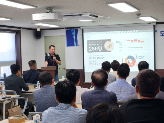 `스마트 추락 보호 에어백`을 착용하고 추락사고 예방 기능에 대해 설명중인 모습.(사진=국토안전관리원)