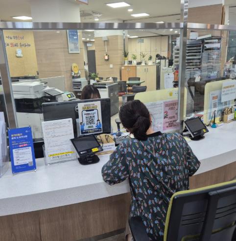 민원인이 ‘화요 야간 여권 민원실’에 방문해 여권 업무를 처리하고 있다.