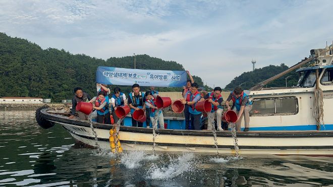 관리원 김규선 본부장과 직원들이 참돔 유어를 방류 중인 모습.(사진=국토안전관리원)