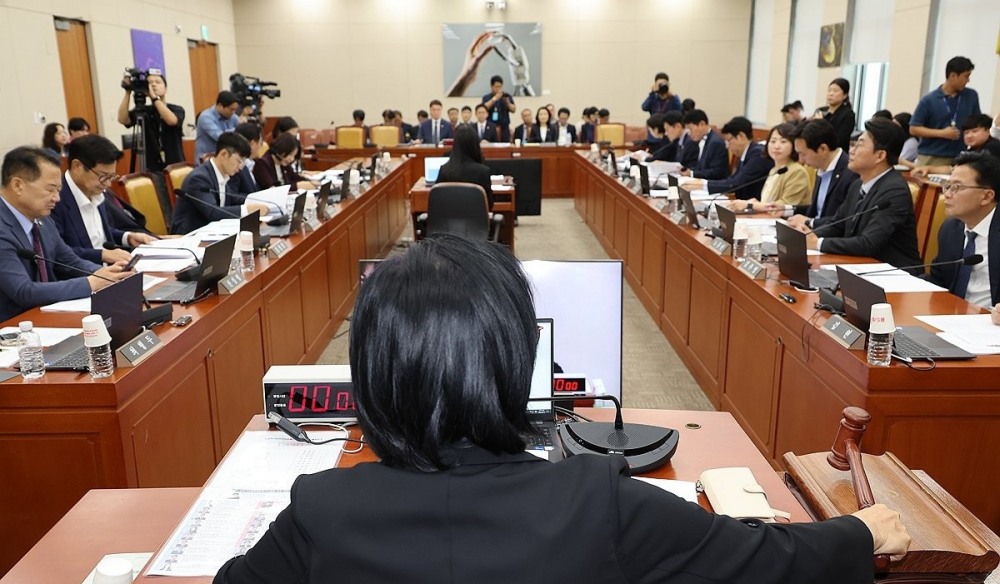 의사봉 두드리는 최민희 위원장(사진=연합뉴스)