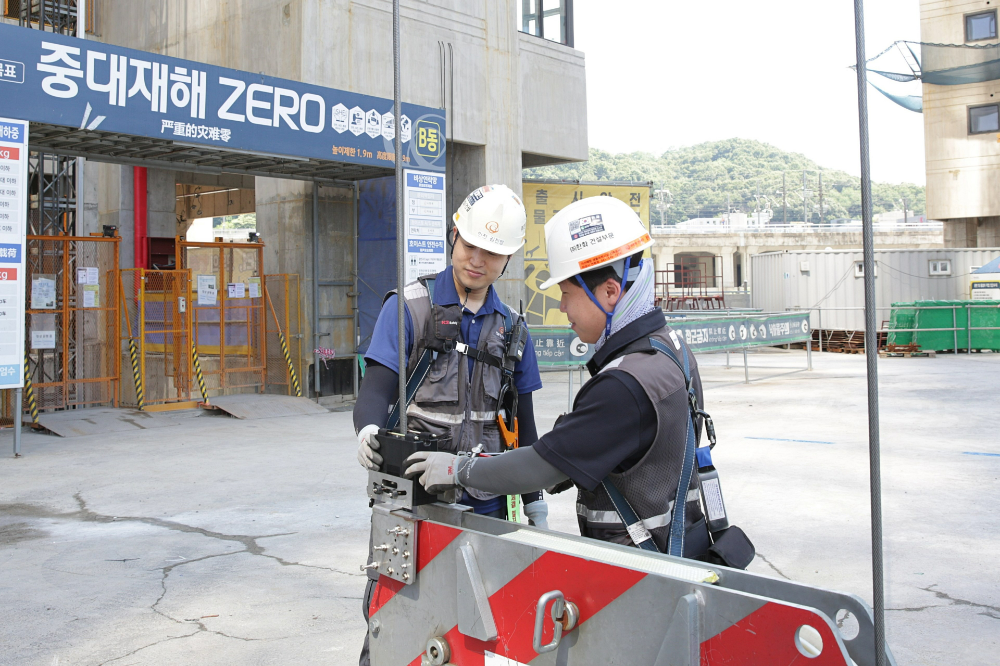 한화 건설부문이 스마트 안전진단 장비를 활용해 와이어로프를 점검하고 있다.(사진=한화 건설부문)