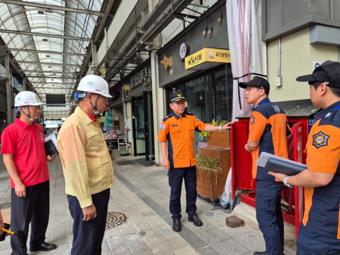 금산군 추석 명절 대비 전통시장 안전점검 모습