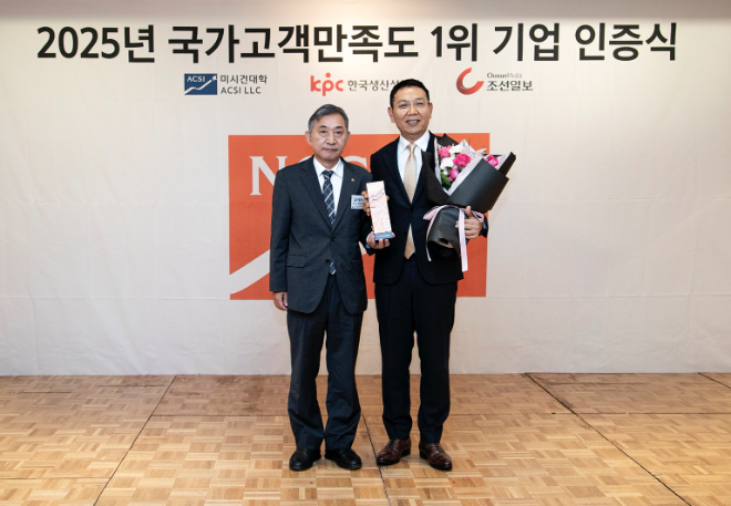 17일, 롯데호텔 서울 3층 사파이어볼룸에서 열린 ‘2025 국가고객만족도(NCSI)’ 1위 기업 인증 수여식에서 정호석 롯데호텔앤리조트 대표이사(우측)와 홍준호 조선일보 대표이사(좌측)이 수상 후 기념촬영을 하고 있다.(사진=롯데호텔앤리조트)