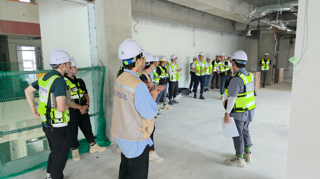 김일환 원장과 경영진이 김천 교육원 신축 공사 현황 점검 중인 모습.(사진=국토안전관리원)