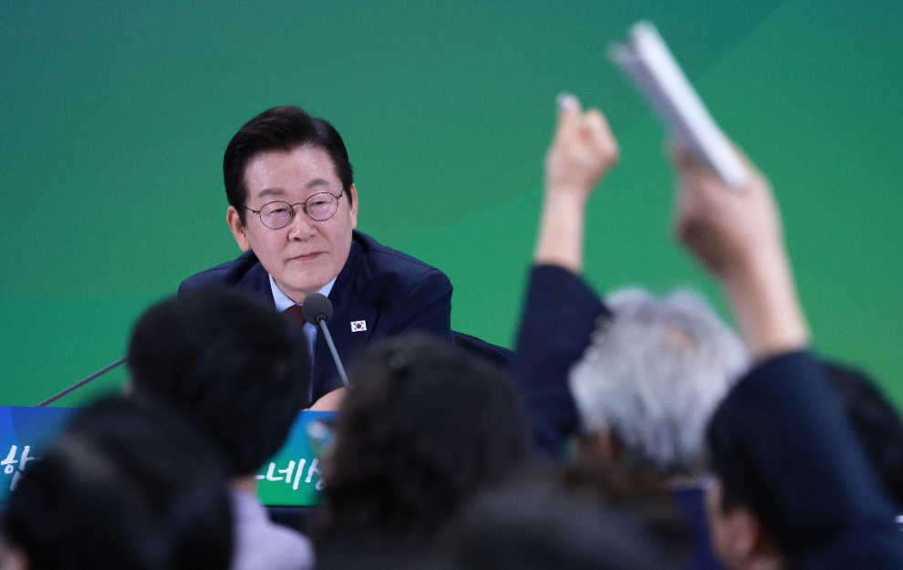 강원 타운홀미팅에서 질문 받는 이재명 대통령(사진=연합뉴스)