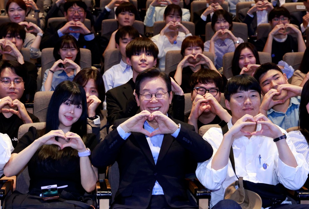 이재명 대통령이 19일 서울 마포구 구름아래 소극장에서 열린 2030 청년 소통·공감 토크콘서트에서 참석자들과 기념촬영을 하고 있다.