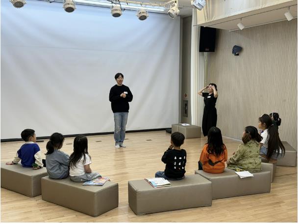 도봉구 지역 아이들이 연극 수업을 듣고 있다.