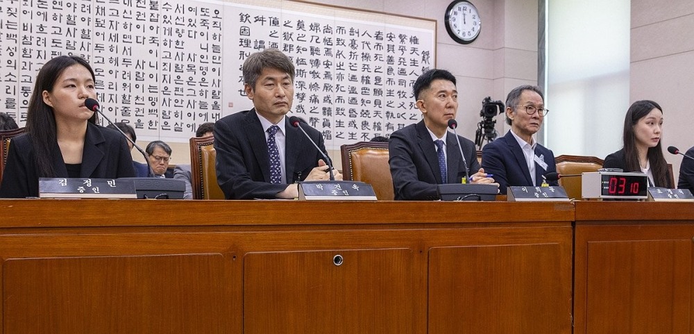 청문회 출석한 관봉권 띠지 유실 사건 관련 검사와 검찰 수사관(사진=연합뉴스)