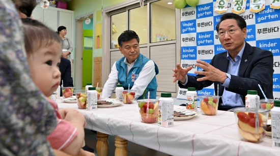유정복(오른쪽) 인천시장이 16일 남동구를 방문해 아이플러스(i+) 인천 확장형 시간제보육 어린이집에서 간담회를 갖고 있다. 사진=인천시)