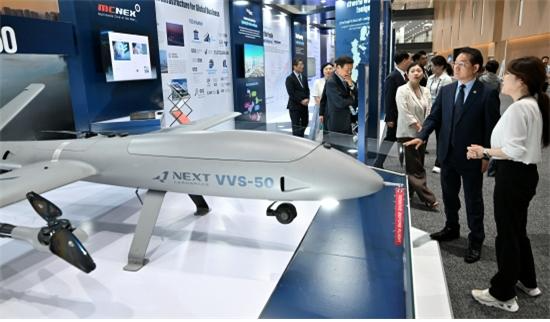 유정복 인천시장이 11일 송도컨벤시아에서 아시아태평양경제협력체(APEC) 2025 인천 홍보관을 둘러보고 있다.(사진=인천시)