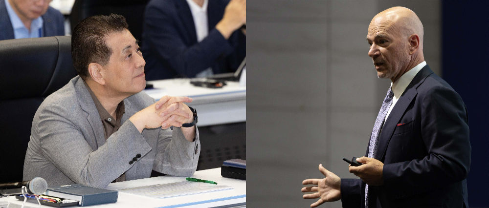 장인화 포스코그룹 회장이 22일 포스코 송도 글로벌R&D센터에서 열린 2025 포스코포럼에서 기조강연자인 앤드류 맥아피(Andrew McAfee) MIT 경영대학원 교수와 대화를 나누고 있다.(사진=포스코홀딩스)