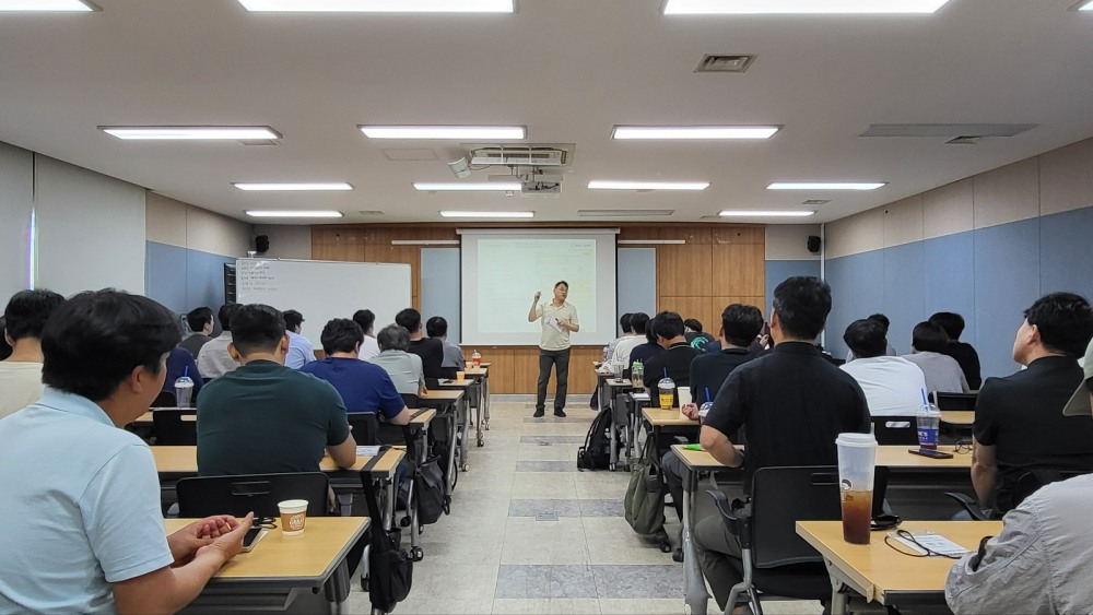 협력사 안전관리자들이 전문화교육을 경청하고 있다.(사진=한화 건설부문)