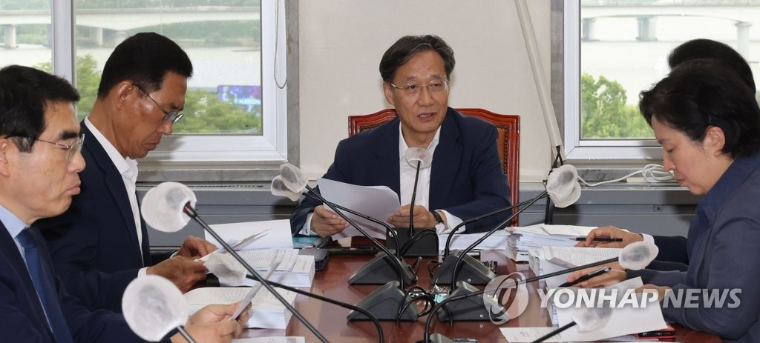 유동수 (가운데) 국회의원 (사진=연합뉴스)