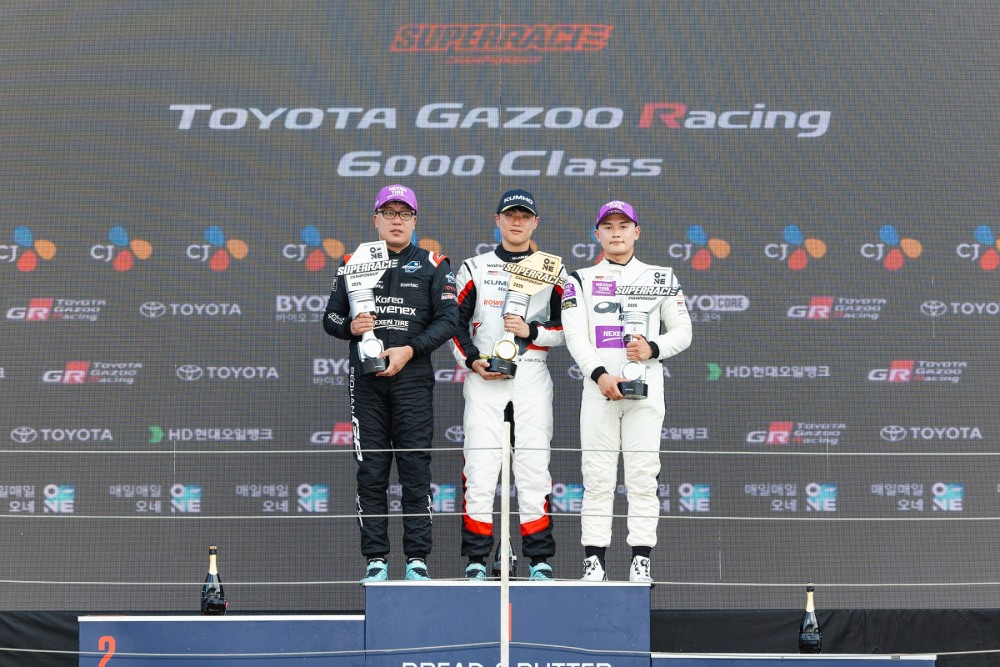 지난 21일, 전남 영암군 코리아인터내셔널서킷(KIC)에서 열린 ‘2025 오네 슈퍼레이스 챔피언십’ 토요타 가주 레이싱 6000클래스 7라운드에서 금호타이어가 후원하는 ‘금호 SL 모터스포츠팀’ 이창욱 선수가 1위를 차지했다.(사진=금호타이어)