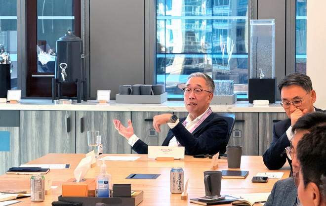 박지원 두산그룹 부회장(사진 가운데)이 현지시각으로 22일, 미국 시애틀 아마존 본사를 방문해 AI 기반 경영혁신 사례에 대한 질문을 하고 있다. 사진=두산그룹