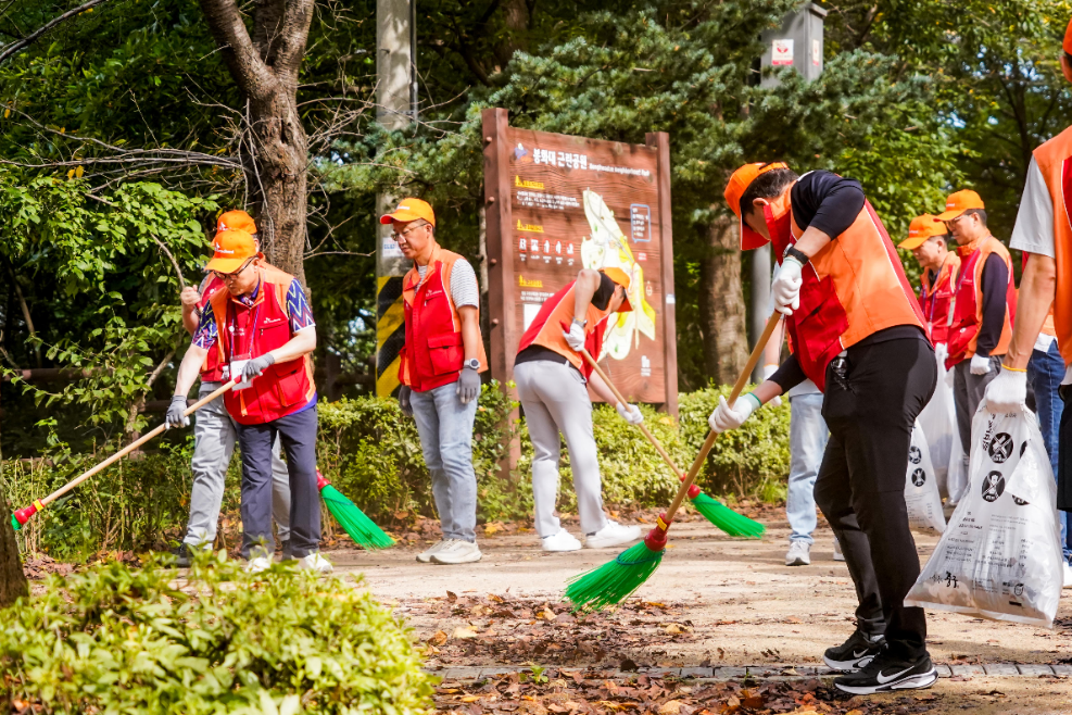 SK브로드밴드, 창립 28주년 맞아 플로깅 봉사 진행