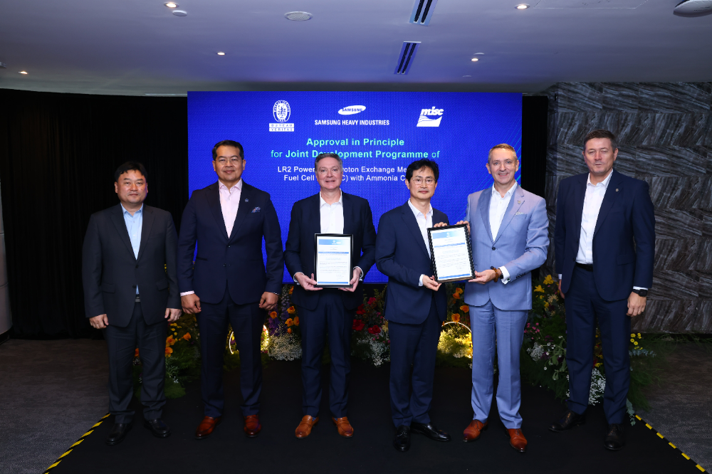 (오른쪽부터)Drago Pinteric BV선급 부사장, Alex Gregg Smitch BV선급 선임 부사장, 장해기 삼성중공업 기술개발본부 부사장, Nick Potter AET CEO&사장, Zahid Osman MISC CEO&사장, 김동주 삼성중공업 기술영업팀장이 기본설계 인증(AiP) 수여식 기념사진을 촬영하고 있다.(사진=삼성중공업)