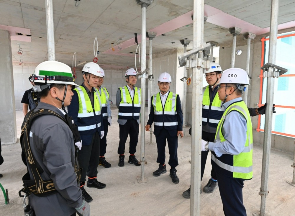 HDC현대산업개발은 23일 광주 센테니얼 아이파크 현장에서 시공혁신단 주관의 산학연 연합자문을 진행했다.(사진=HDC현대산업개발)