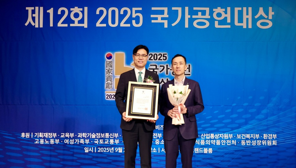 왼쪽부터 iM금융지주 그룹가치경영총괄 성태문 부사장과 ESG전략경영연구소 허재룡 부장. 사진=iM금융그룹